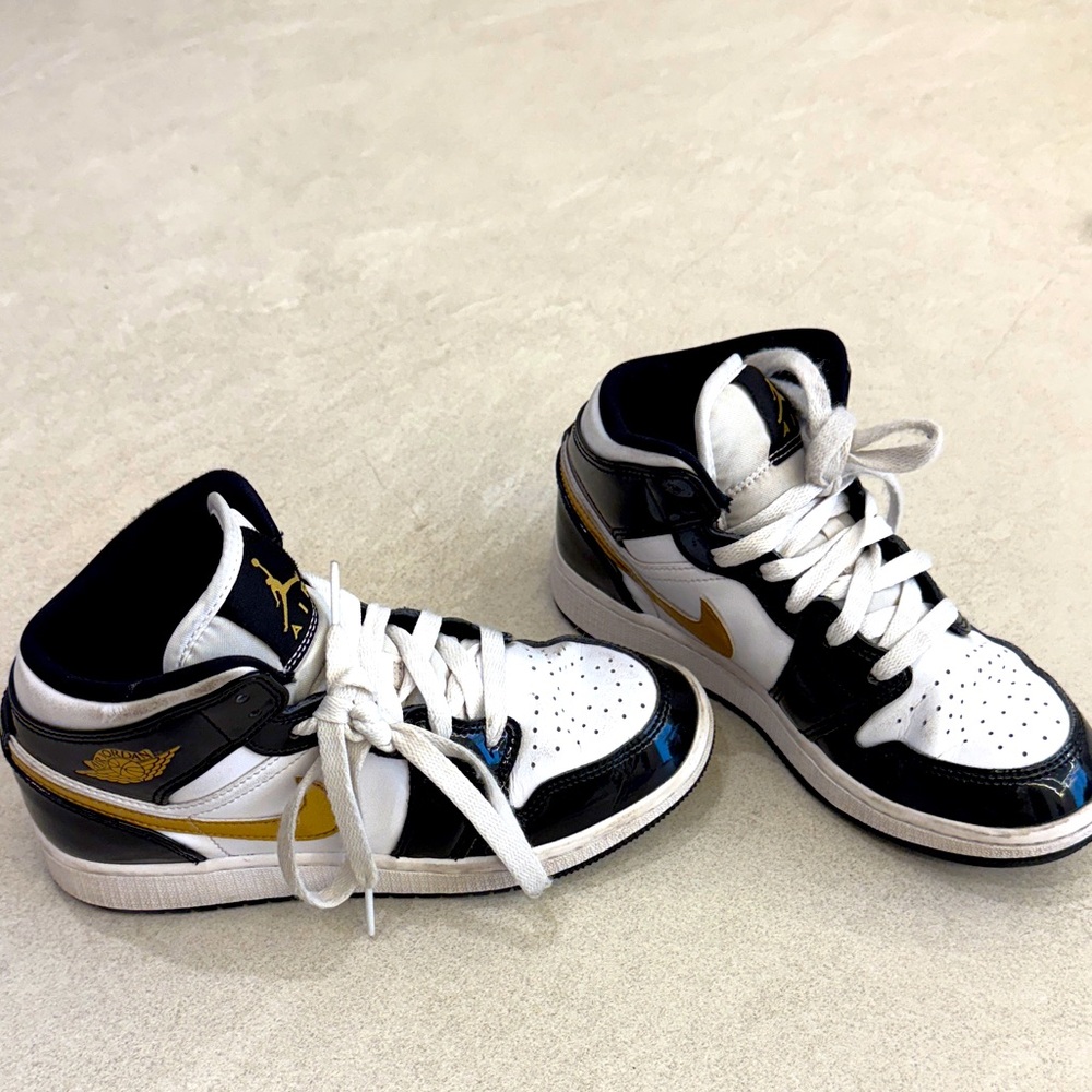 Jordan Kids
Jordan 1 MID SE (PS) black/gold